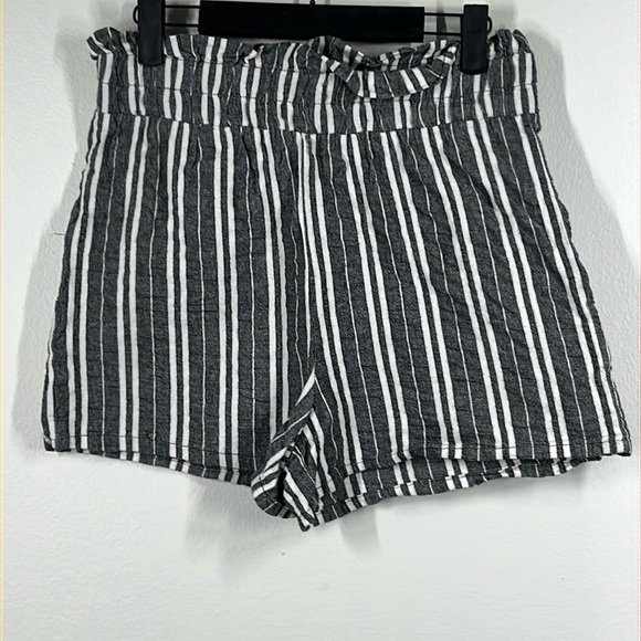 wild fable Dresses & Skirts - Wild Fable Size Medium Gray and Shite Striped Mini Shorts Elastic Waist
